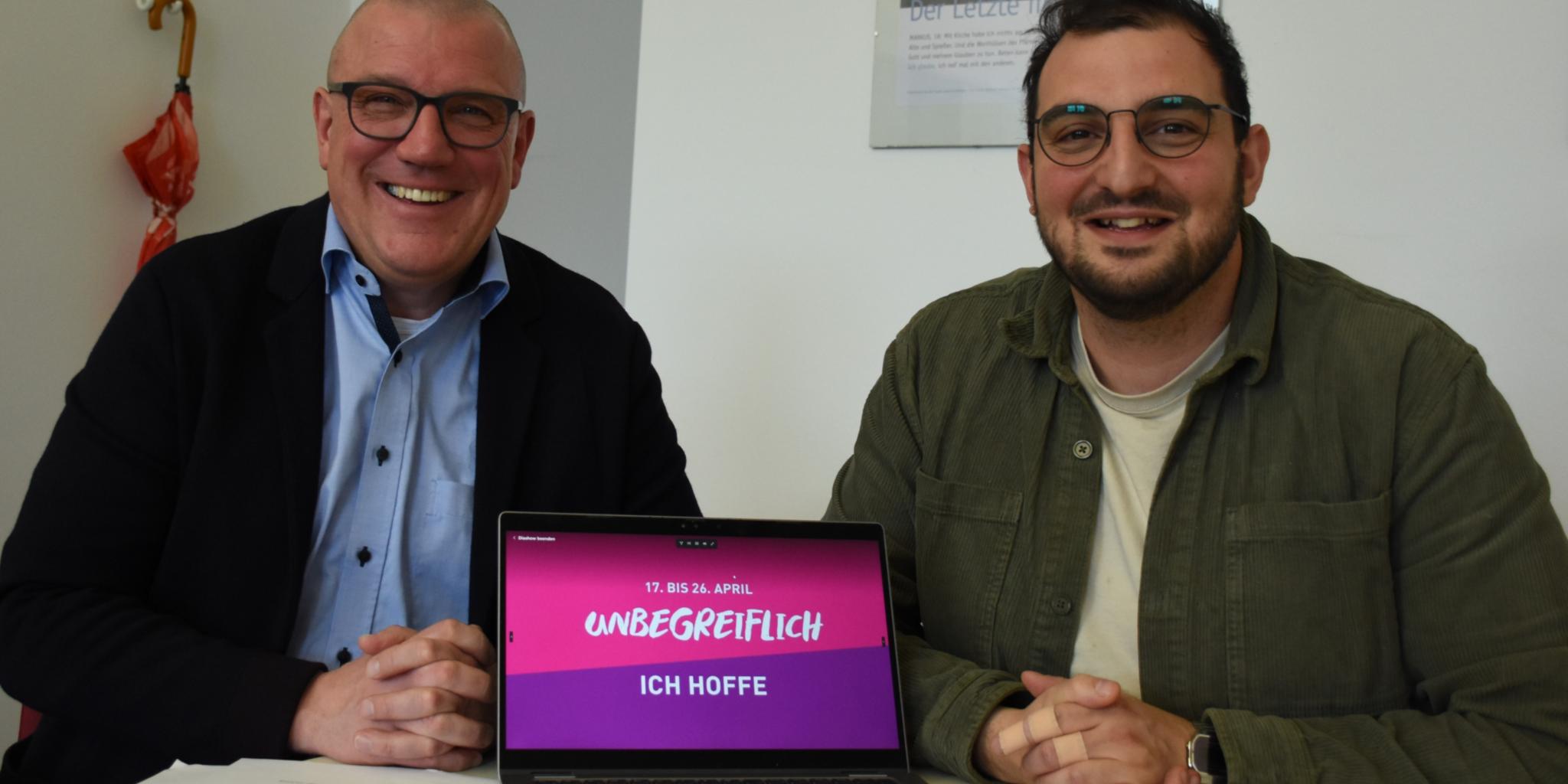 Domkapitular Matthias Struth (links) und Dario Tumminelli, organisatorischer Leiter, stellen das Motto der Heilig-Rock-Tage 2026 vor. (c) Christine Cüppers Domkapitular Matthias Struth (links) und Dario Tumminelli, organisatorischer Leiter, stellen das Motto der Heilig-Rock-Tage 2026 vor.