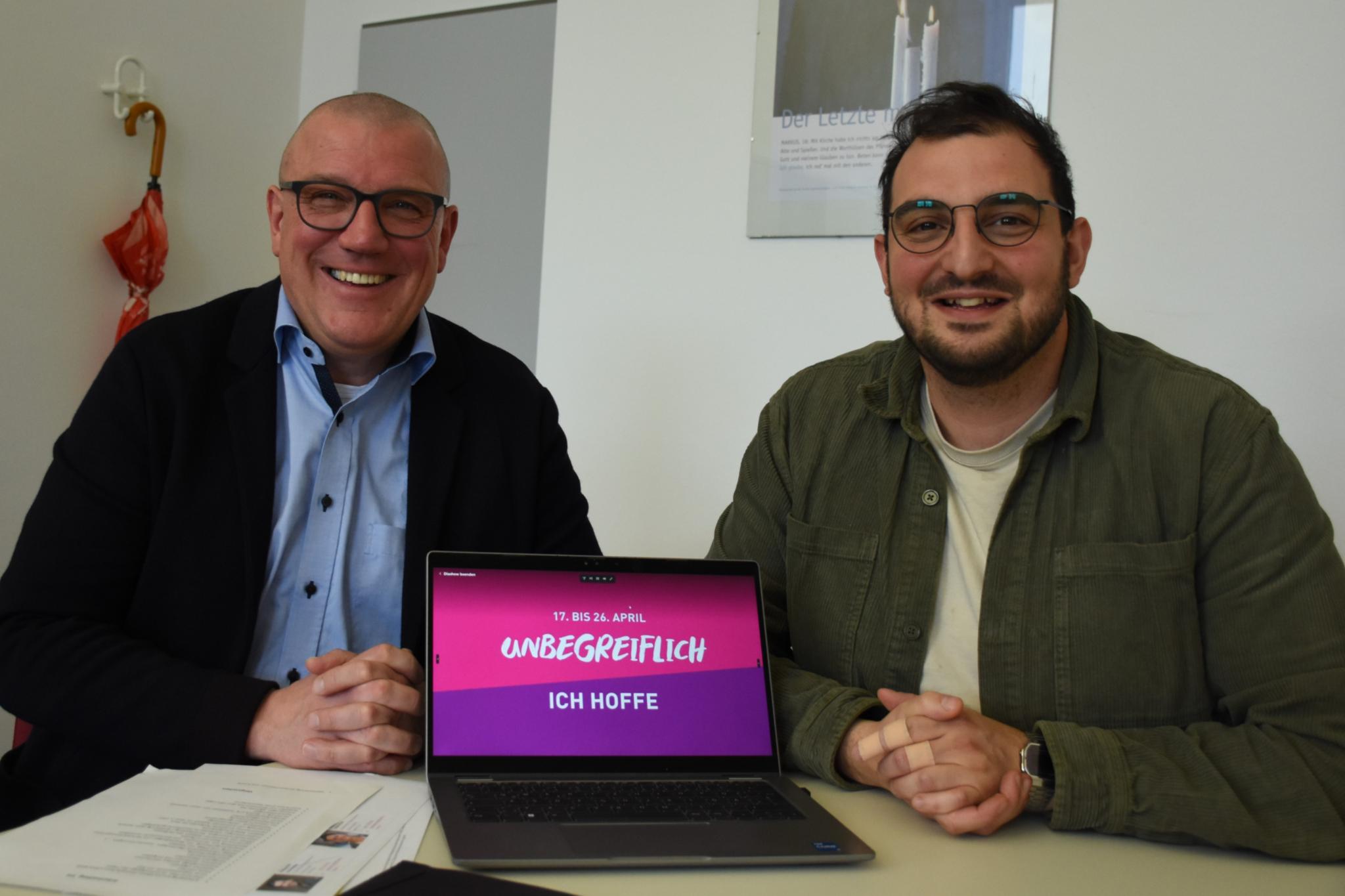 Domkapitular Matthias Struth (links) und Dario Tumminelli, organisatorischer Leiter, stellen das Motto der Heilig-Rock-Tage 2026 vor.