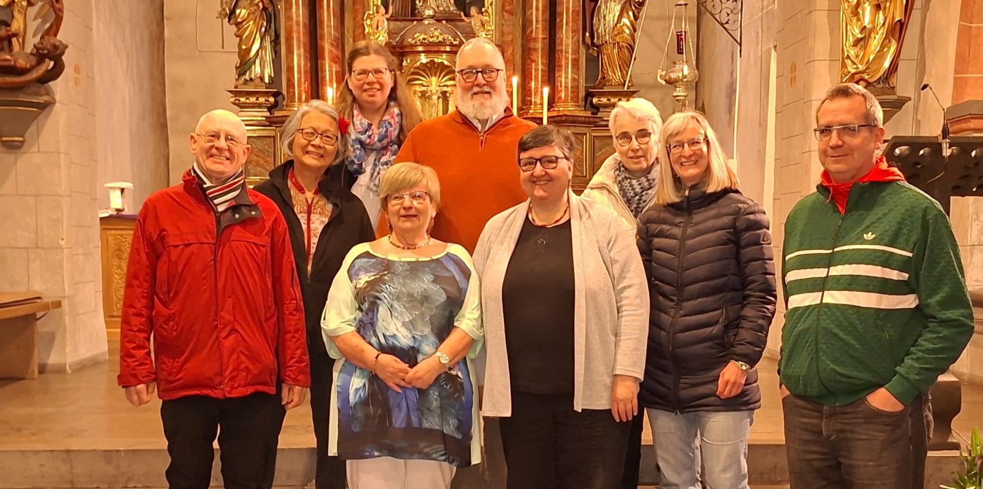 Gaby Tampe (vorne zweite von links) sowie weitere Mitglieder der Diözesangemeinschaft Trier nach der Aufnahmefeier.