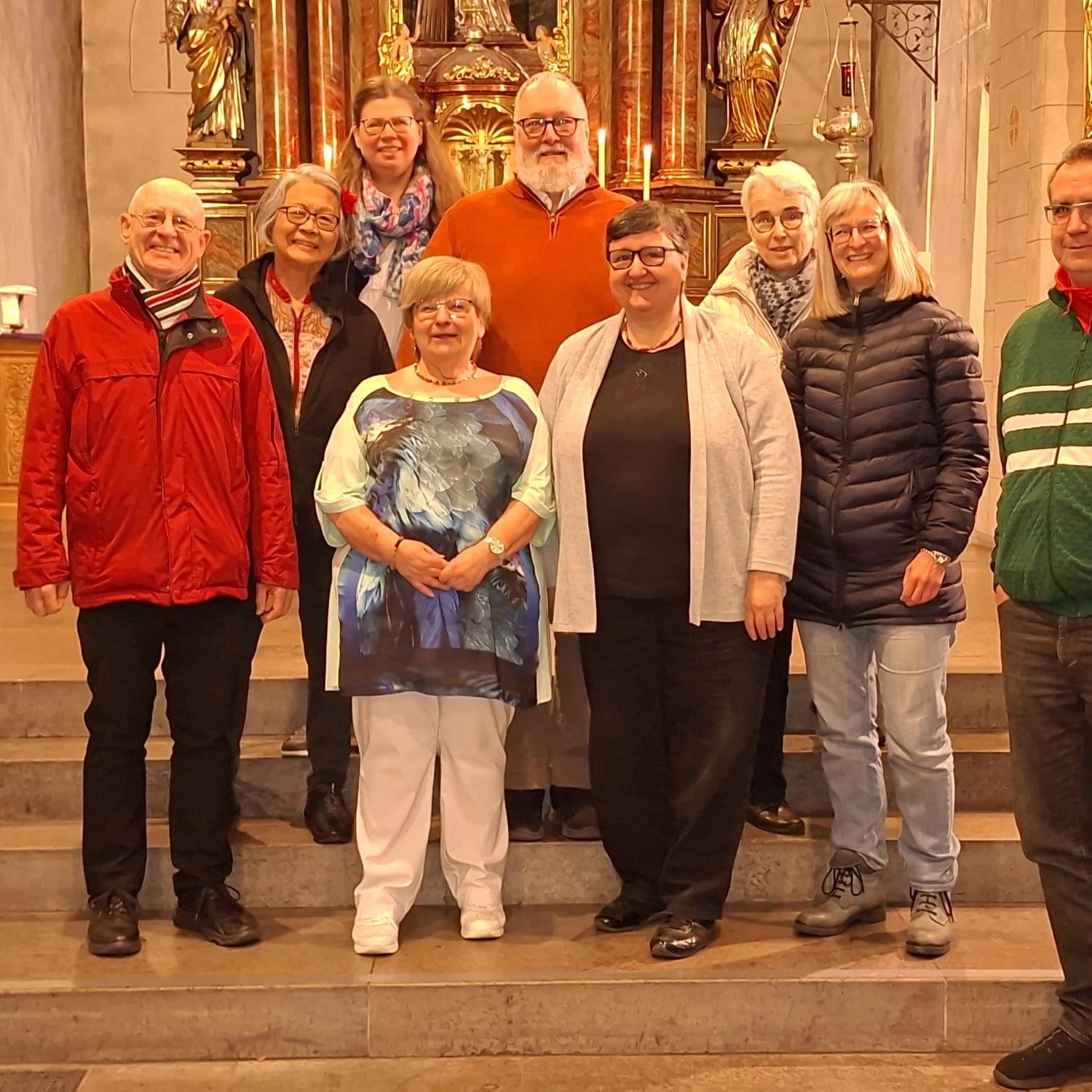 Gaby Tampe (vorne zweite von links) sowie weitere Mitglieder der Diözesangemeinschaft Trier nach der Aufnahmefeier.