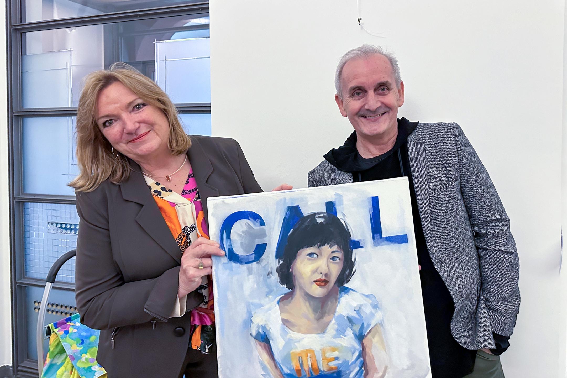Maria Schweich mit Markus Philipp und einem Werk von ihm.