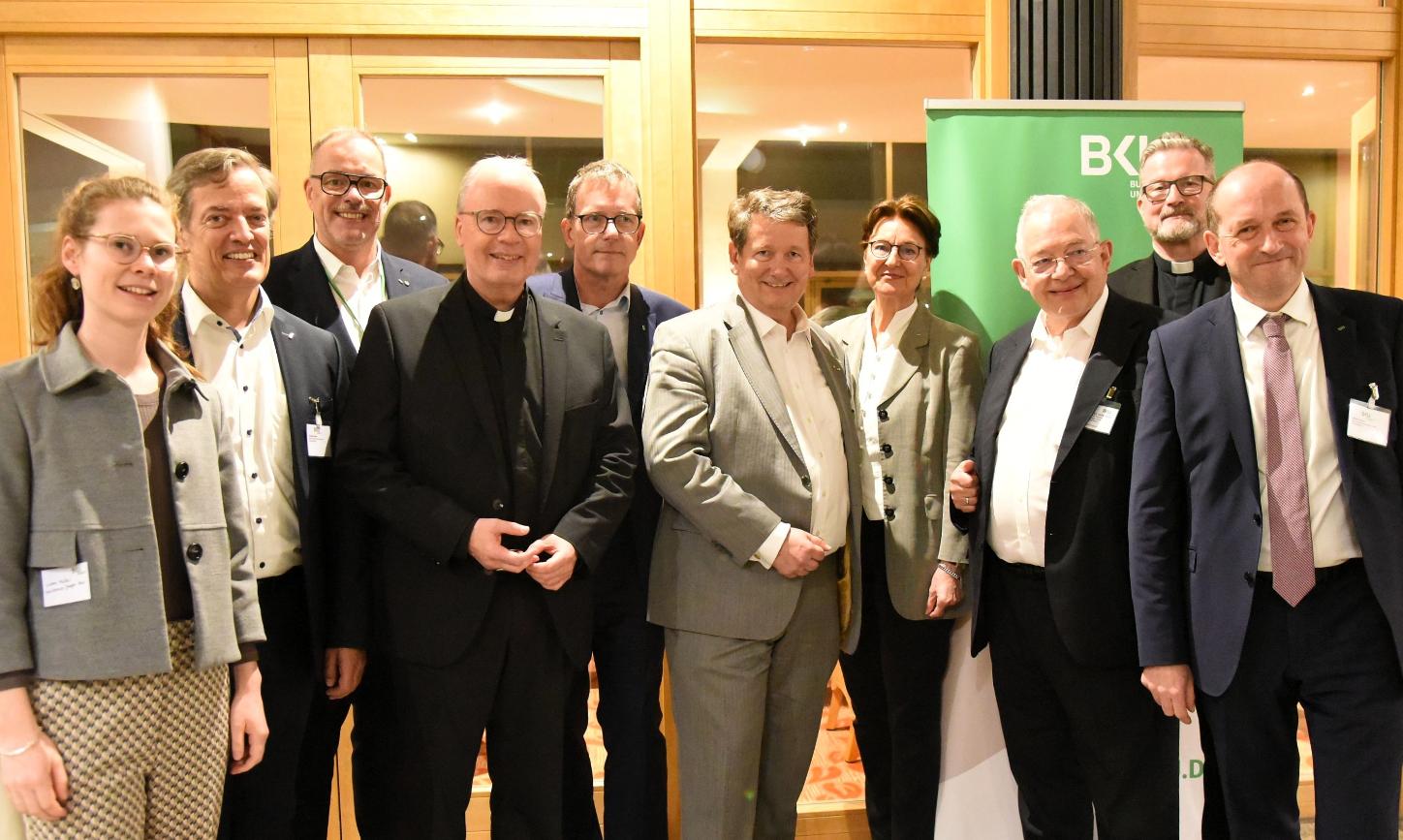Eine Menschengruppe blickt in die Kamera