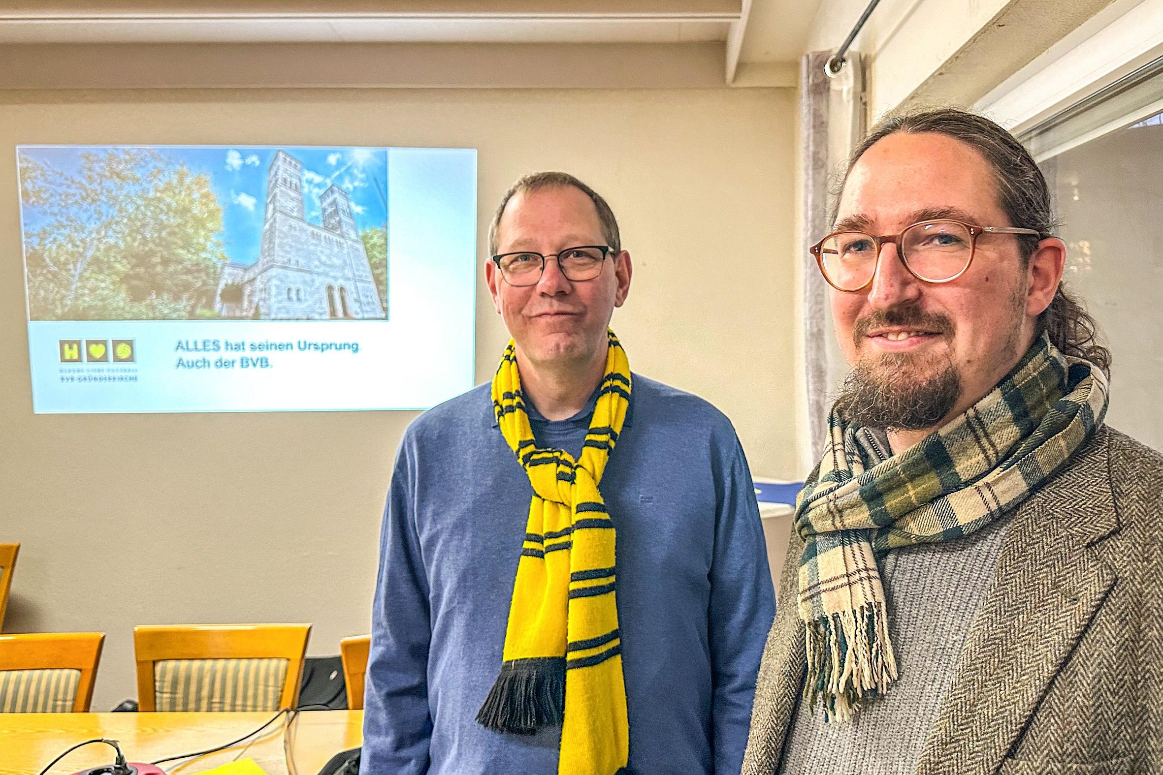 Referent Karsten Haug (links) mit Samuel Acloque von der KEB.
