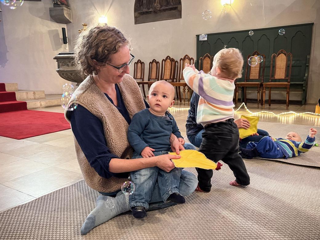 Johanna und ihr Sohn Leo beim Baby-Kirchenliedersingen in der Kirche Sankt Michael in Fürth.