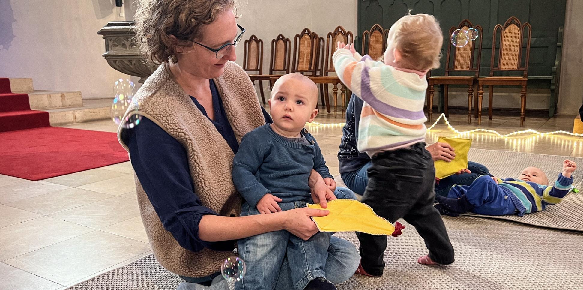 Johanna und ihr Sohn Leo beim Baby-Kirchenliedersingen in der Kirche Sankt Michael in Fürth.