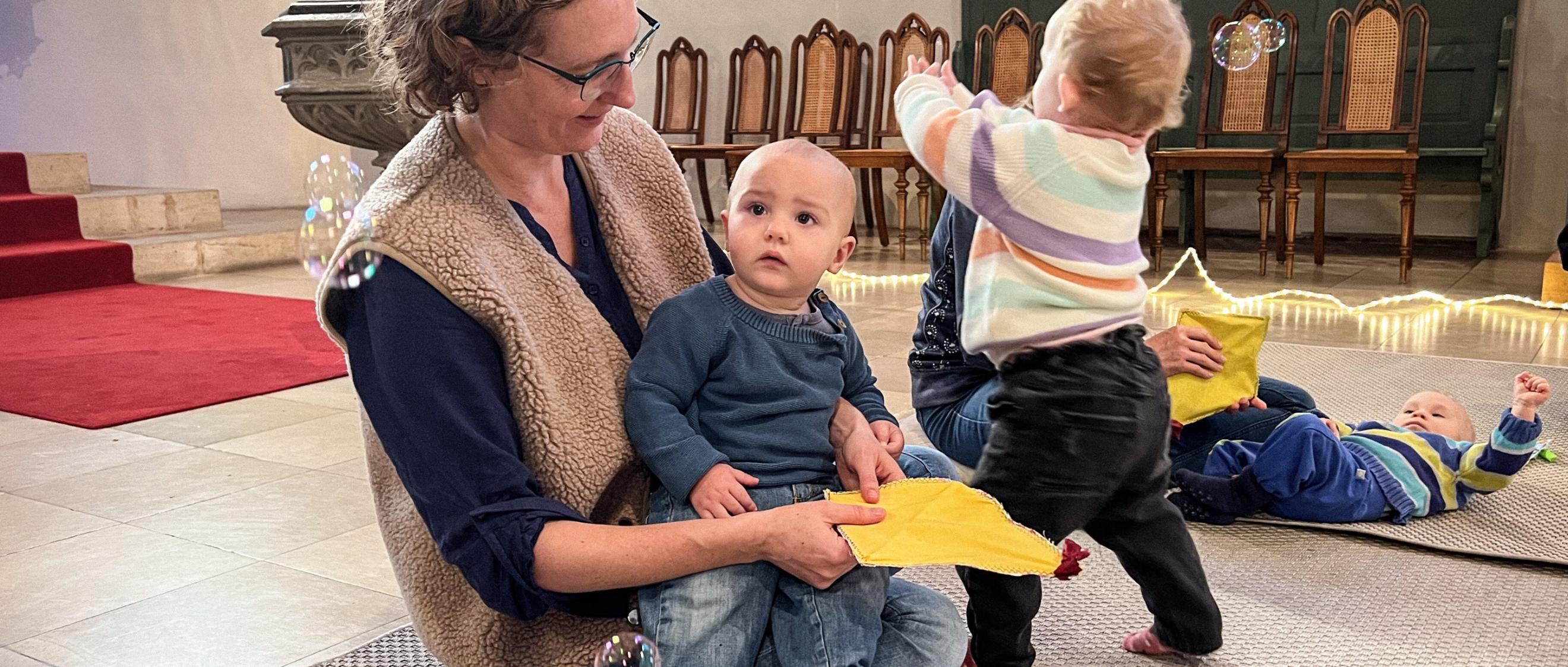Johanna und ihr Sohn Leo beim Baby-Kirchenliedersingen in der Kirche Sankt Michael in Fürth.