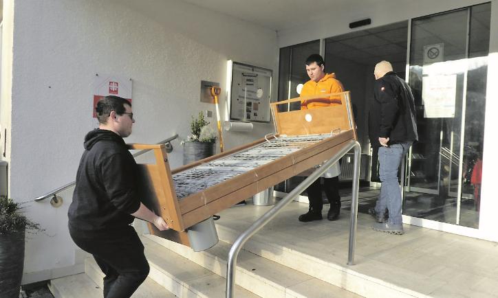 Die rund 80 bis 90 Kilogramm schweren Pflegebetten trugen die Helfer aus dem ehemaligen Heim in den dafür bereitstehenden LKW.