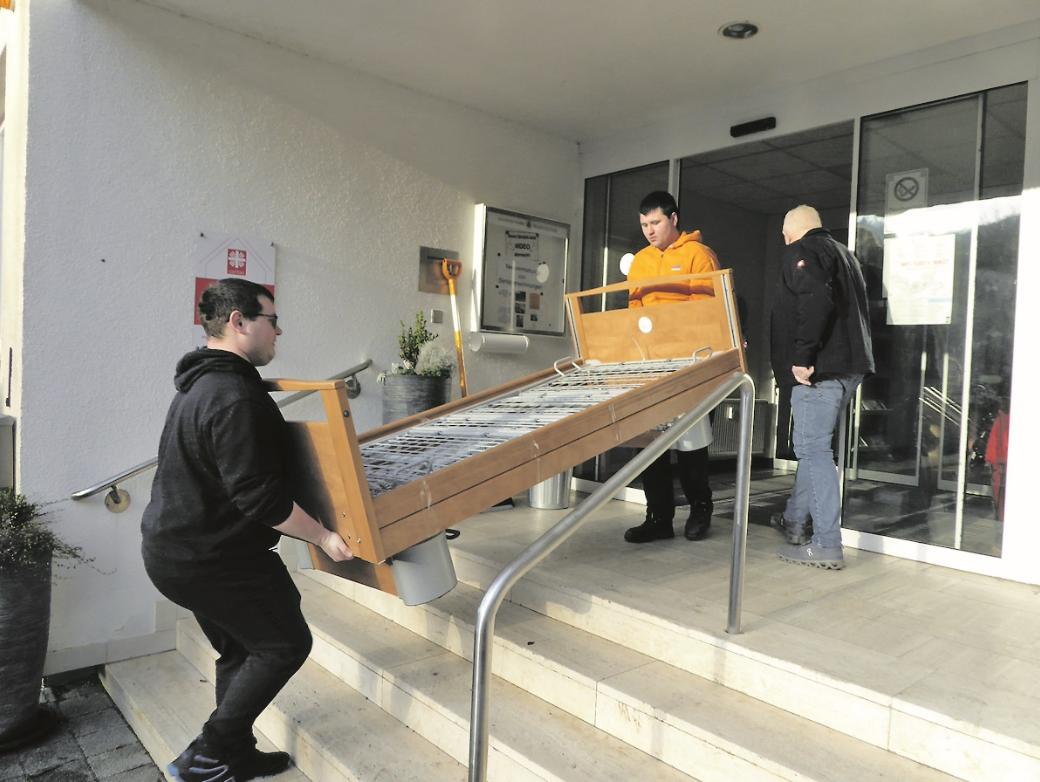 Die rund 80 bis 90 Kilogramm schweren Pflegebetten trugen die Helfer aus dem ehemaligen Heim in den dafür bereitstehenden LKW.