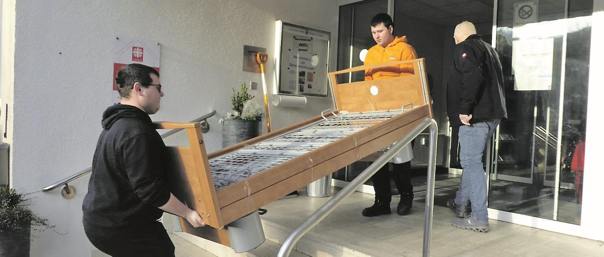 Die rund 80 bis 90 Kilogramm schweren Pflegebetten trugen die Helfer aus dem ehemaligen Heim in den dafür bereitstehenden LKW.