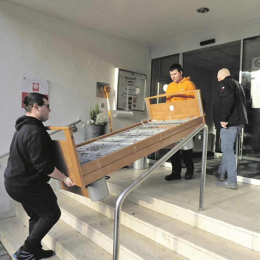 Die rund 80 bis 90 Kilogramm schweren Pflegebetten trugen die Helfer aus dem ehemaligen Heim in den dafür bereitstehenden LKW.
