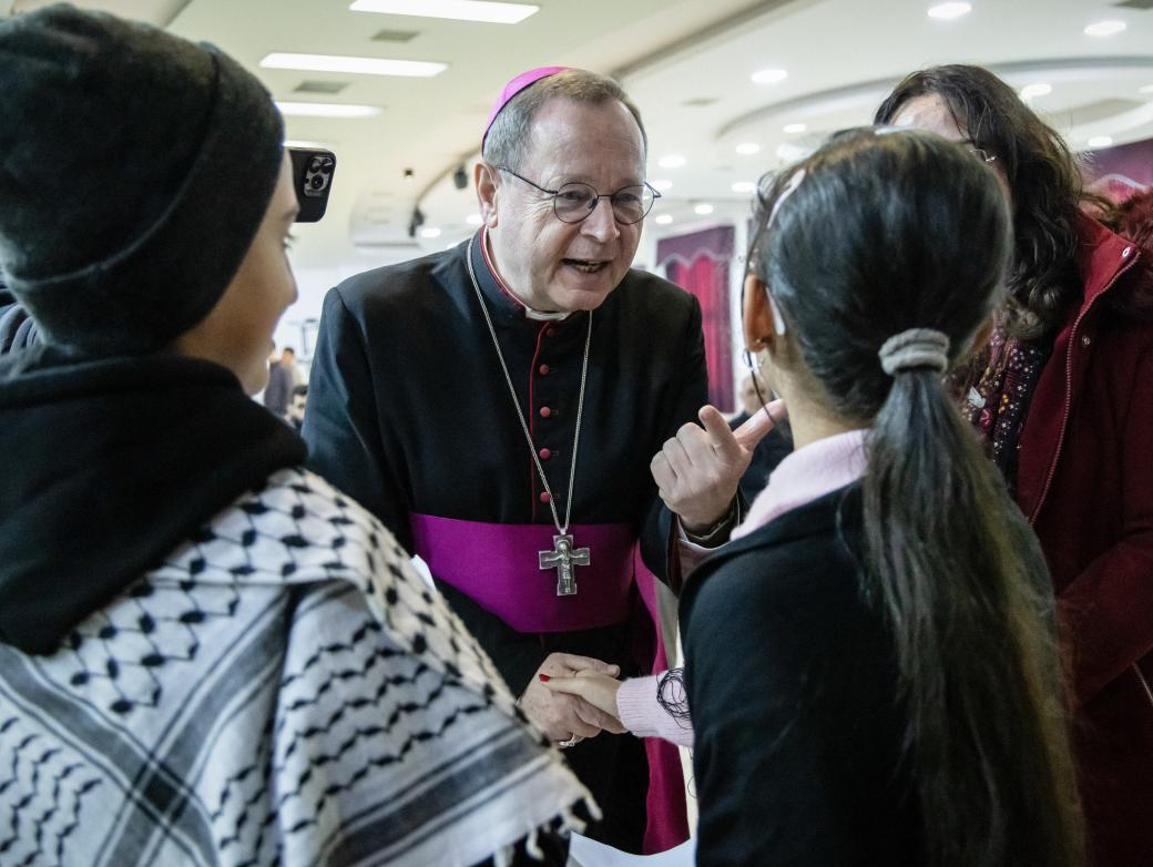 Bischof Georg Bätzing trifft palästinensische Vertreter im Flüchtlingslager Dheheishe in Bethlehem.