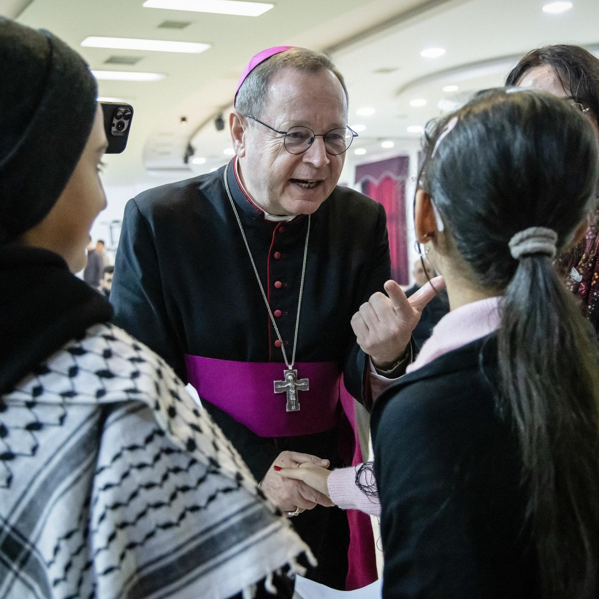 Bischof Georg Bätzing trifft palästinensische Vertreter im Flüchtlingslager Dheheishe in Bethlehem.