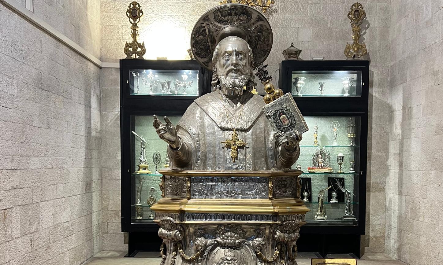 Statue des heiligen Nikolaus in der Basilika San  Nicola.