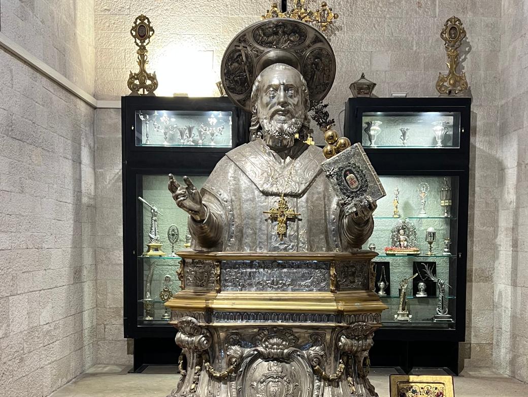 Statue des heiligen Nikolaus in der Basilika San  Nicola.