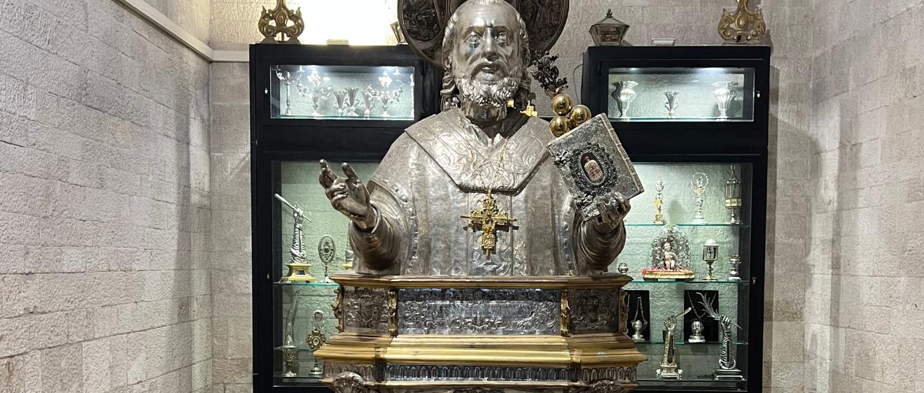Statue des heiligen Nikolaus in der Basilika San  Nicola.