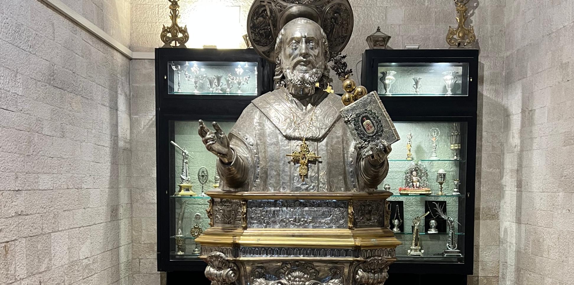 Statue des heiligen Nikolaus in der Basilika San  Nicola.