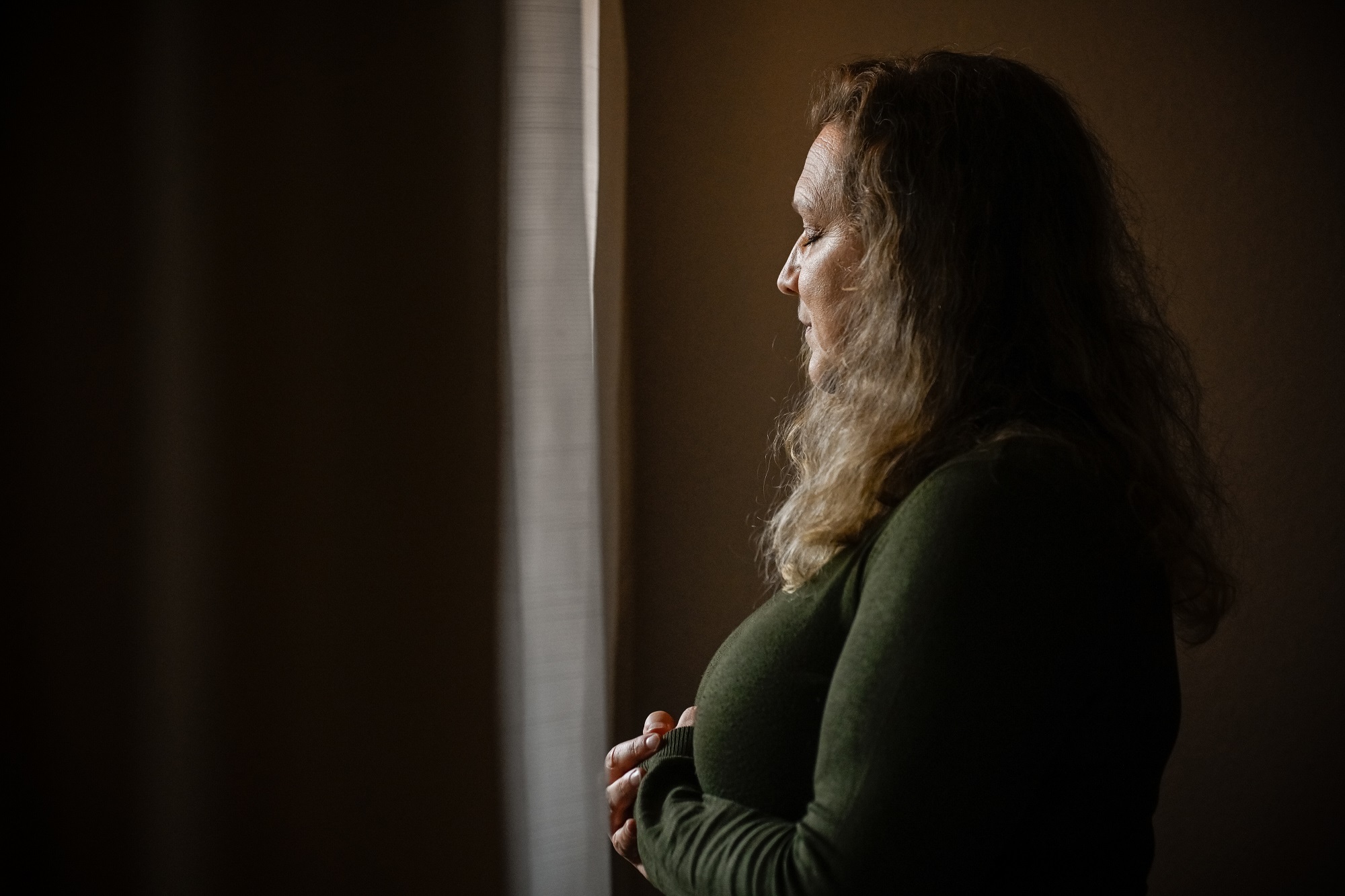 Eine Frau in sich gekehrte Frau.