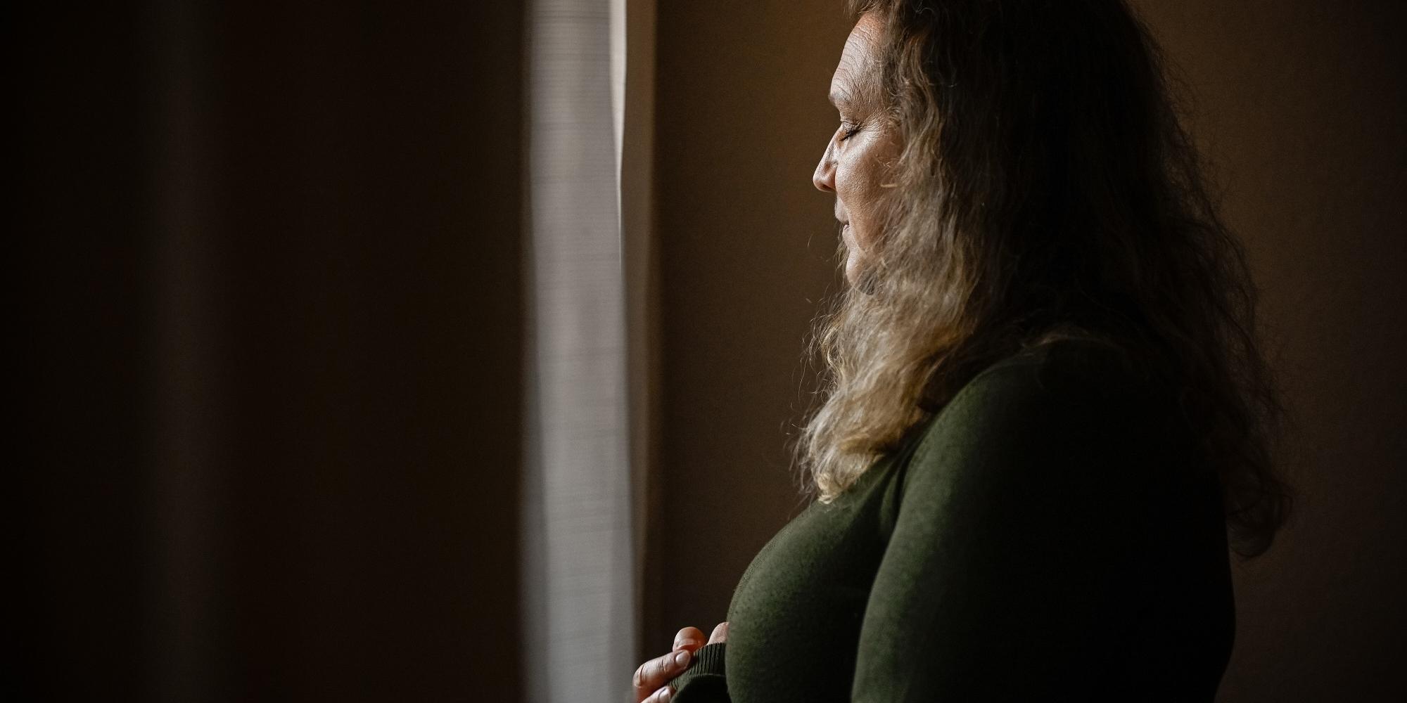 Eine Frau in sich gekehrte Frau.