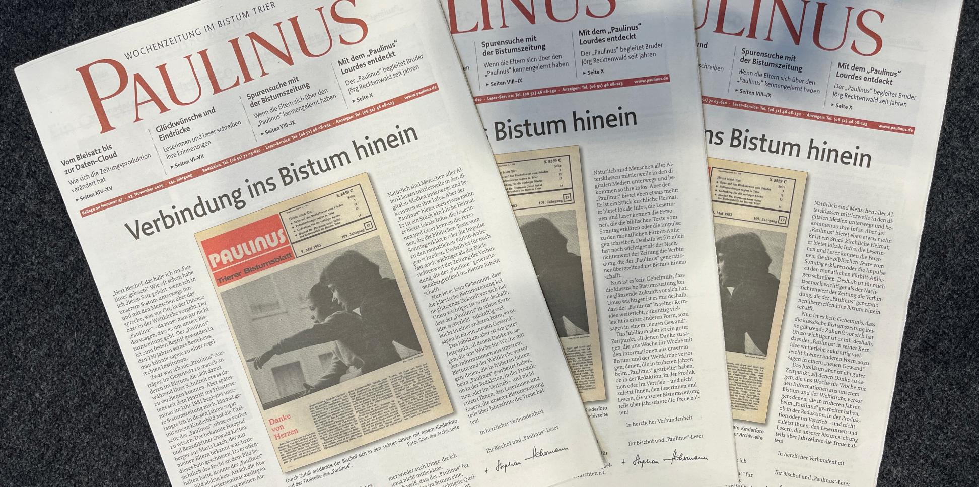 Drei Ausgaben einer Zeitung liegen gefächert übereinander