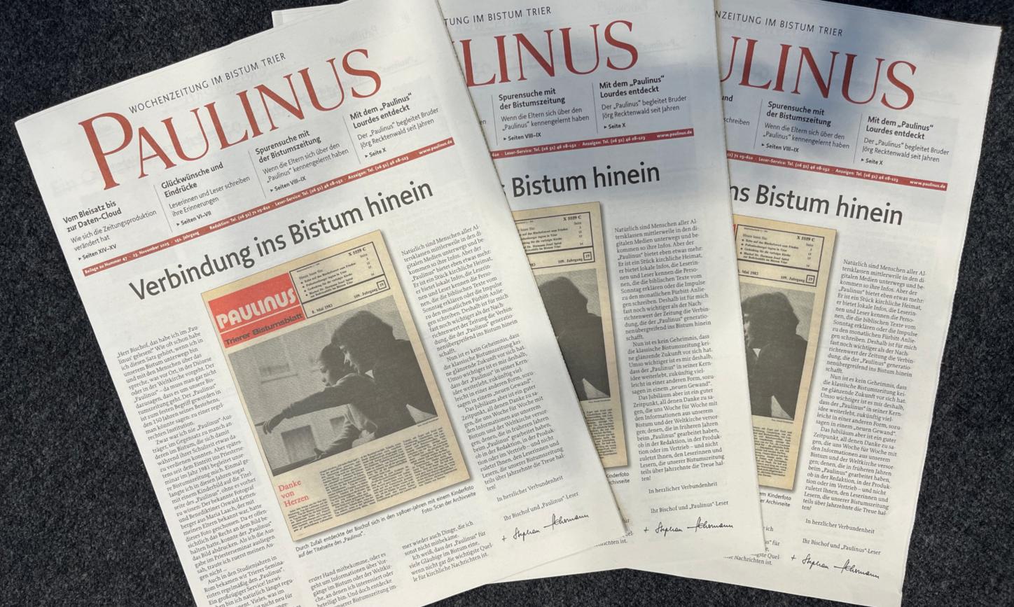 Drei Ausgaben einer Zeitung liegen gefächert übereinander