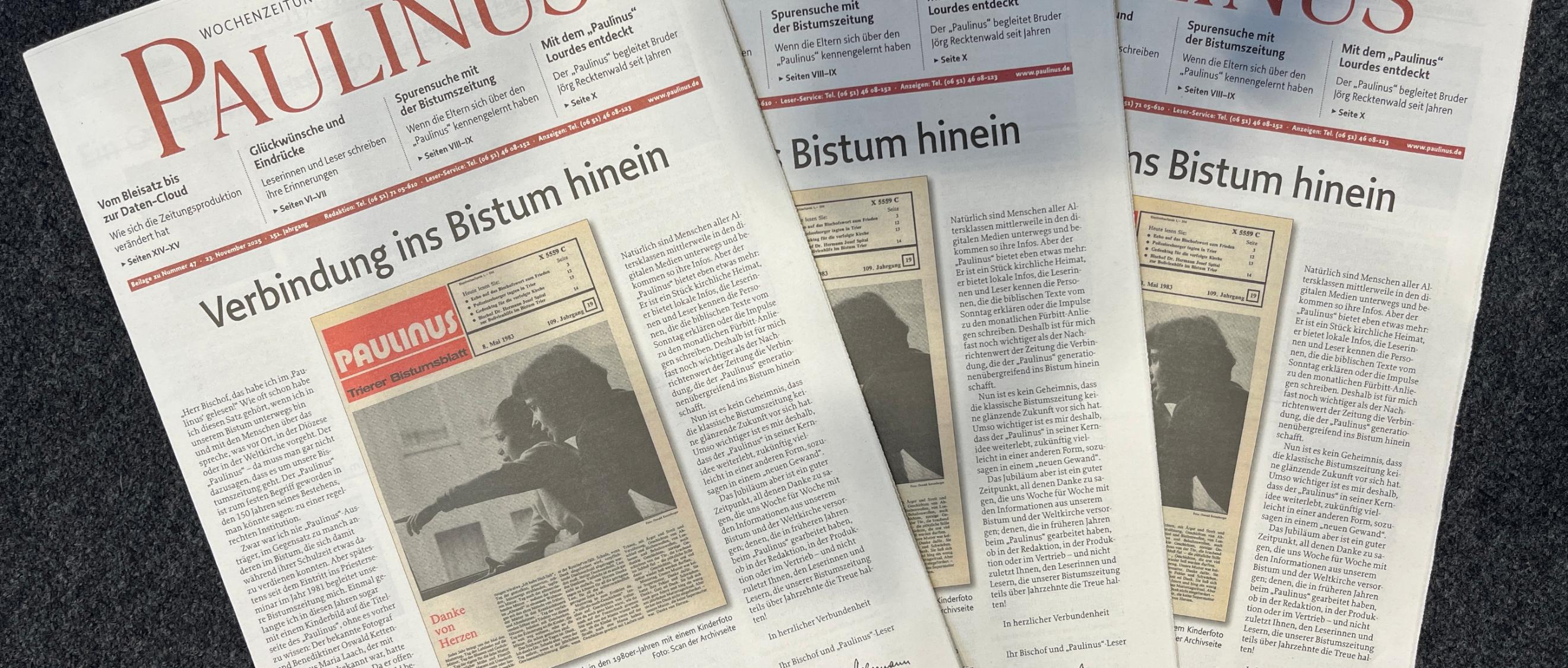 Drei Ausgaben einer Zeitung liegen gefächert übereinander