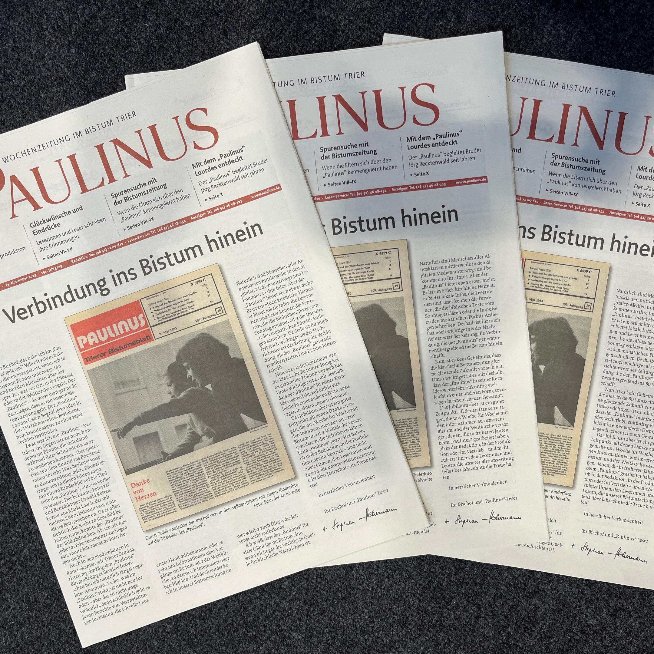 Drei Ausgaben einer Zeitung liegen gefächert übereinander