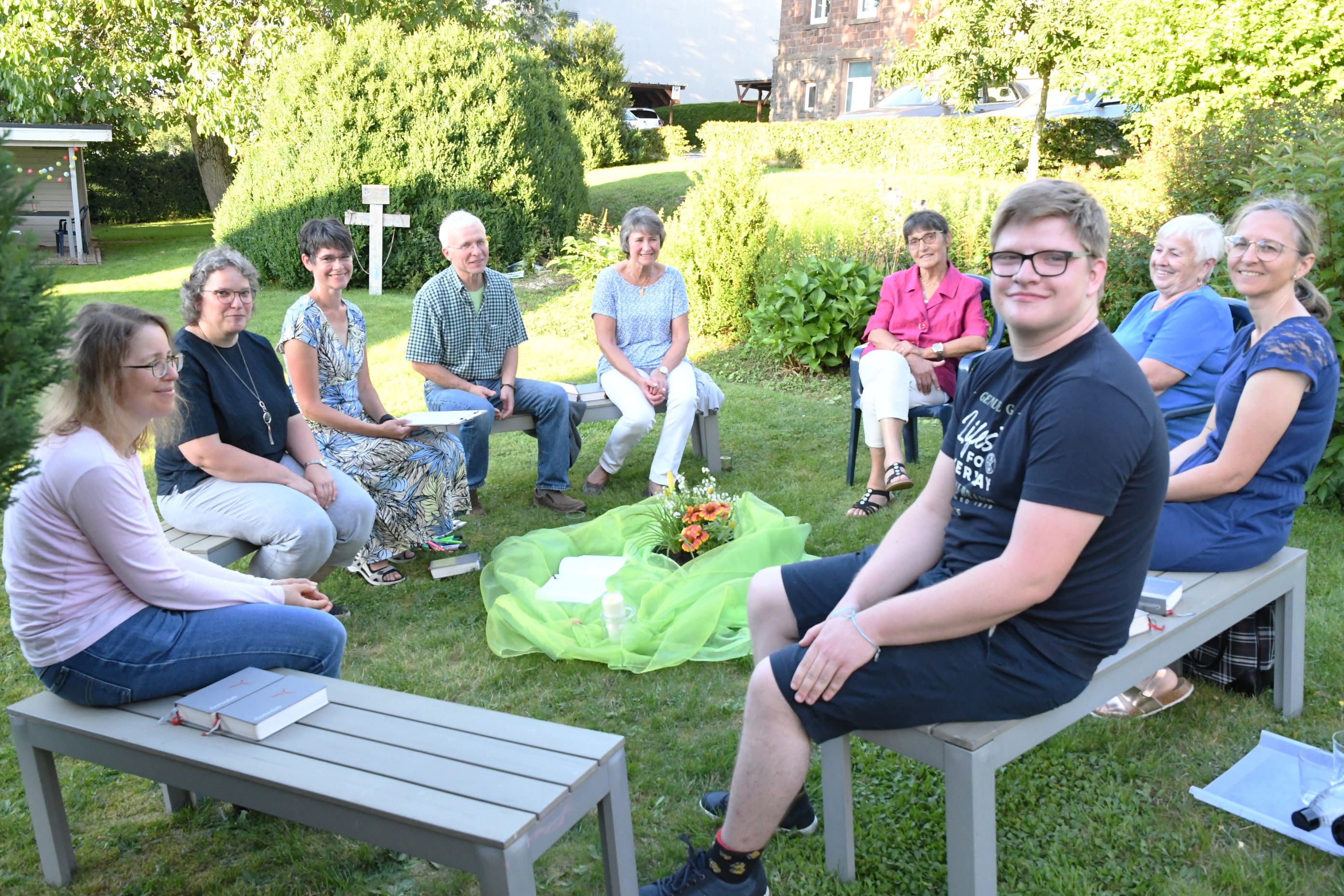 In den Hermeskeiler Pfarrgarten haben Gemeindereferentin Gerlinde Paulus-Linn (Zweite von links) und die Ehrenamtlichen Judith Bach (Dritte von links) und Belinda Jochem (rechts) zu „Bibel im Garten“ eingeladen.