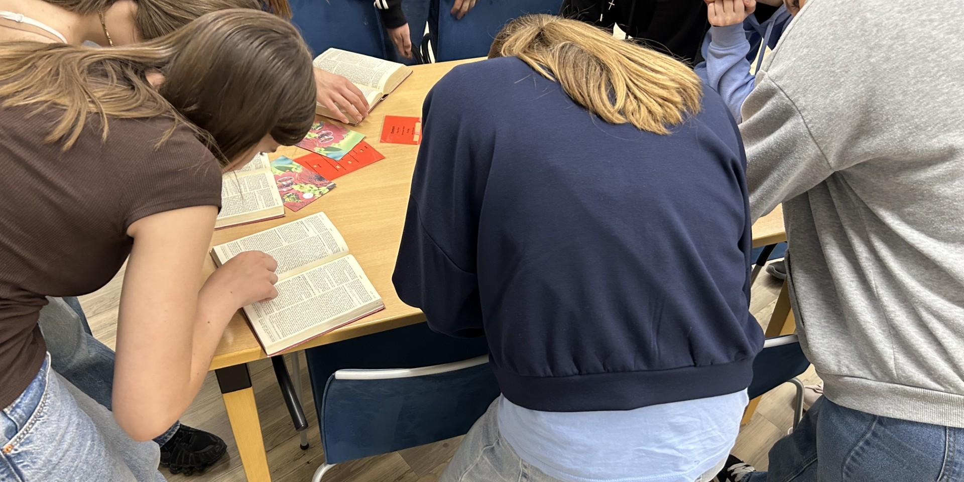 Jugendliche suchen Textstellen in Büchern (c) Tobias Petry/PastR Jugendliche suchen Textstellen in Büchern