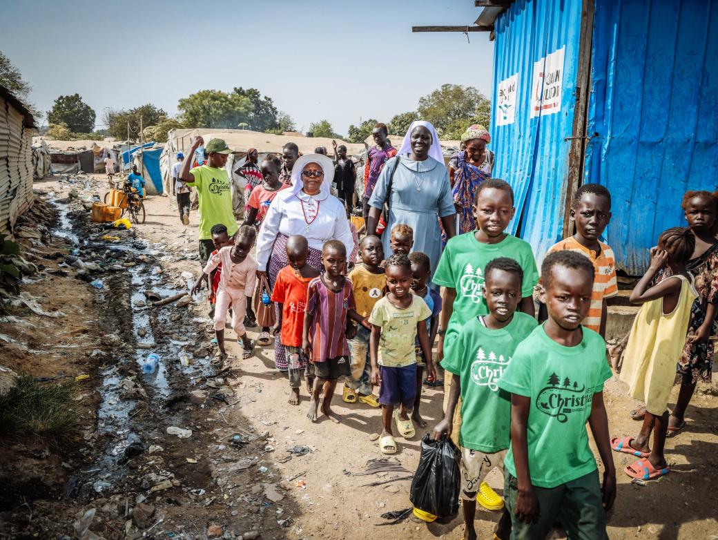 Eine Gruppe von Flüchtlingen im Flüchtlingscamp.