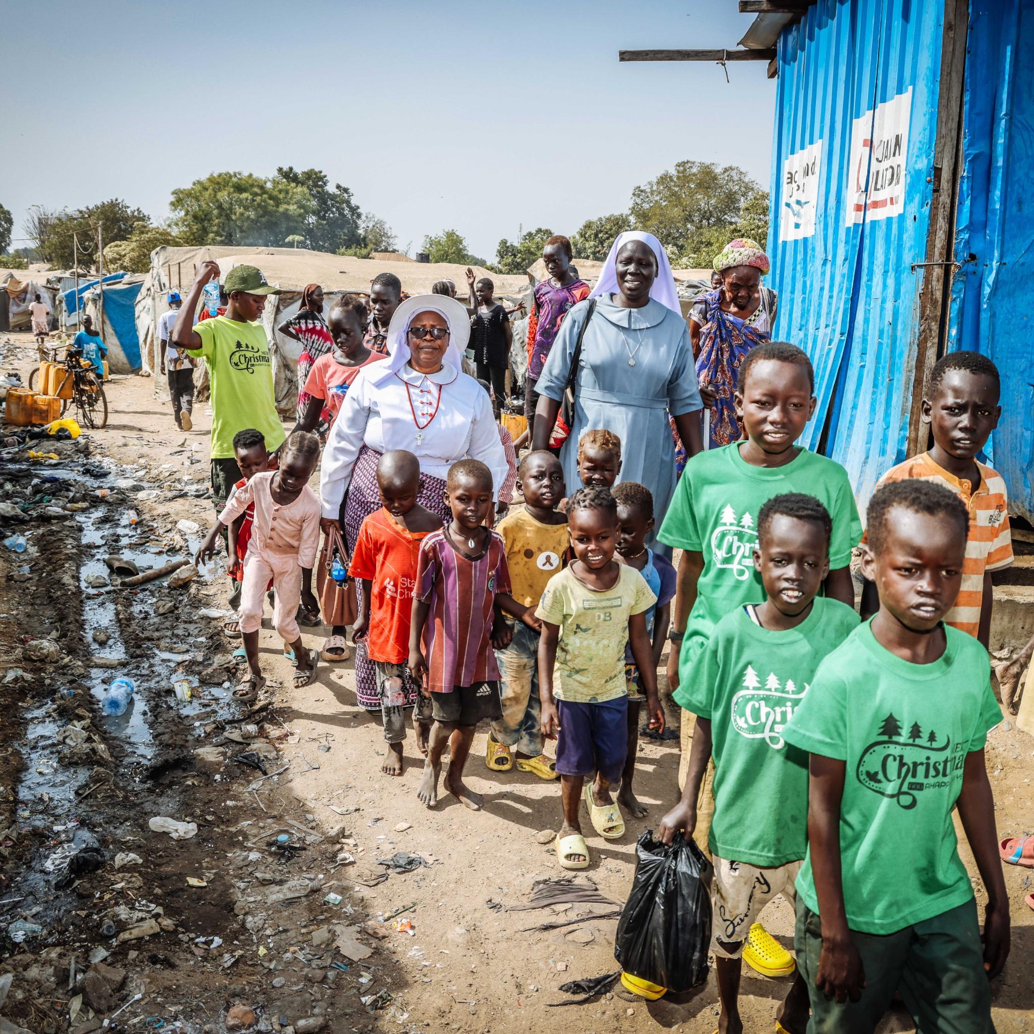 Eine Gruppe von Flüchtlingen im Flüchtlingscamp.