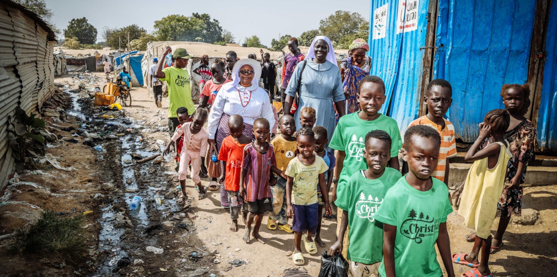 Eine Gruppe von Flüchtlingen im Flüchtlingscamp.