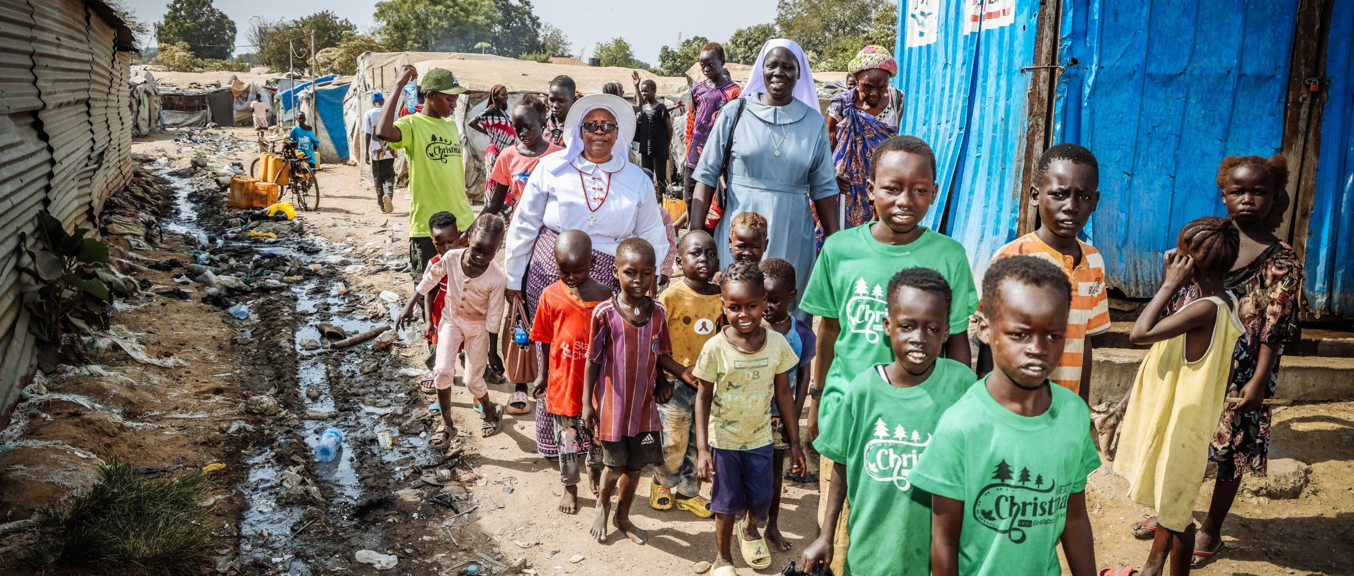 Eine Gruppe von Flüchtlingen im Flüchtlingscamp.