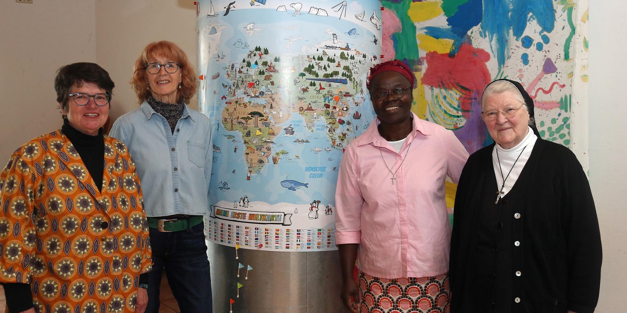 Fördervereinsvorsitzende Anne Krämer-Wendel, ihre Stellvertreterin Ulrike Gerharz, Schwester Albertine Etendé und Oberin Ancilla-Maria Ruf von den Kreuzschwestern in Bingen (von links) freuen sich auf das Bauprojekt. (c) Elvira Bell Fördervereinsvorsitzende Anne Krämer-Wendel, ihre Stellvertreterin Ulrike Gerharz, Schwester Albertine Etendé und Oberin Ancilla-Maria Ruf von den Kreuzschwestern in Bingen (von links) freuen sich auf das Bauprojekt.