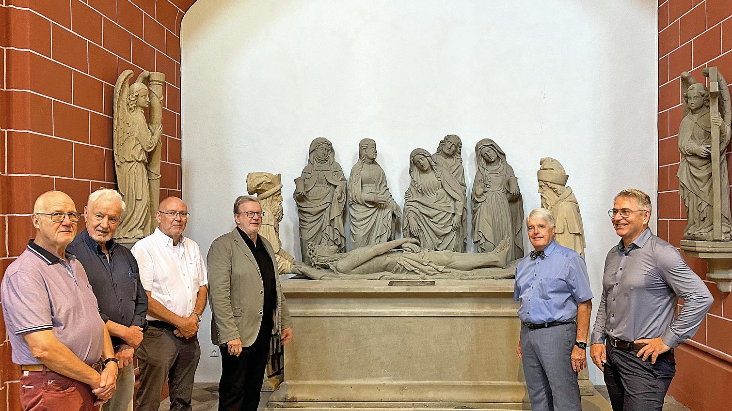 Mitglieder von Verwaltungsrat und Kuratorium mit Restaurator Lutgen (rechts) an der Grablegungsgruppe