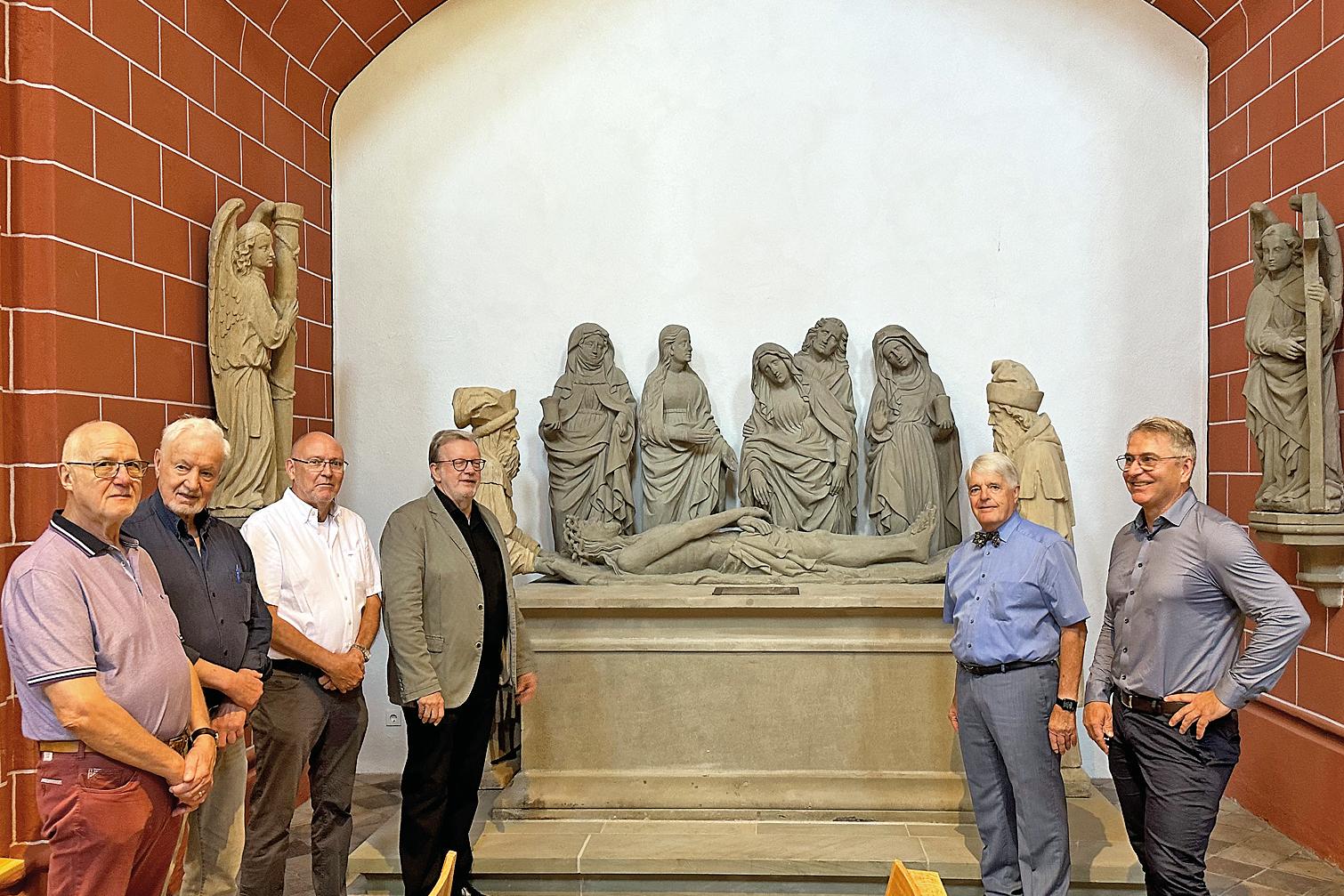 Mitglieder von Verwaltungsrat und Kuratorium mit Restaurator Lutgen (rechts) an der Grablegungsgruppe