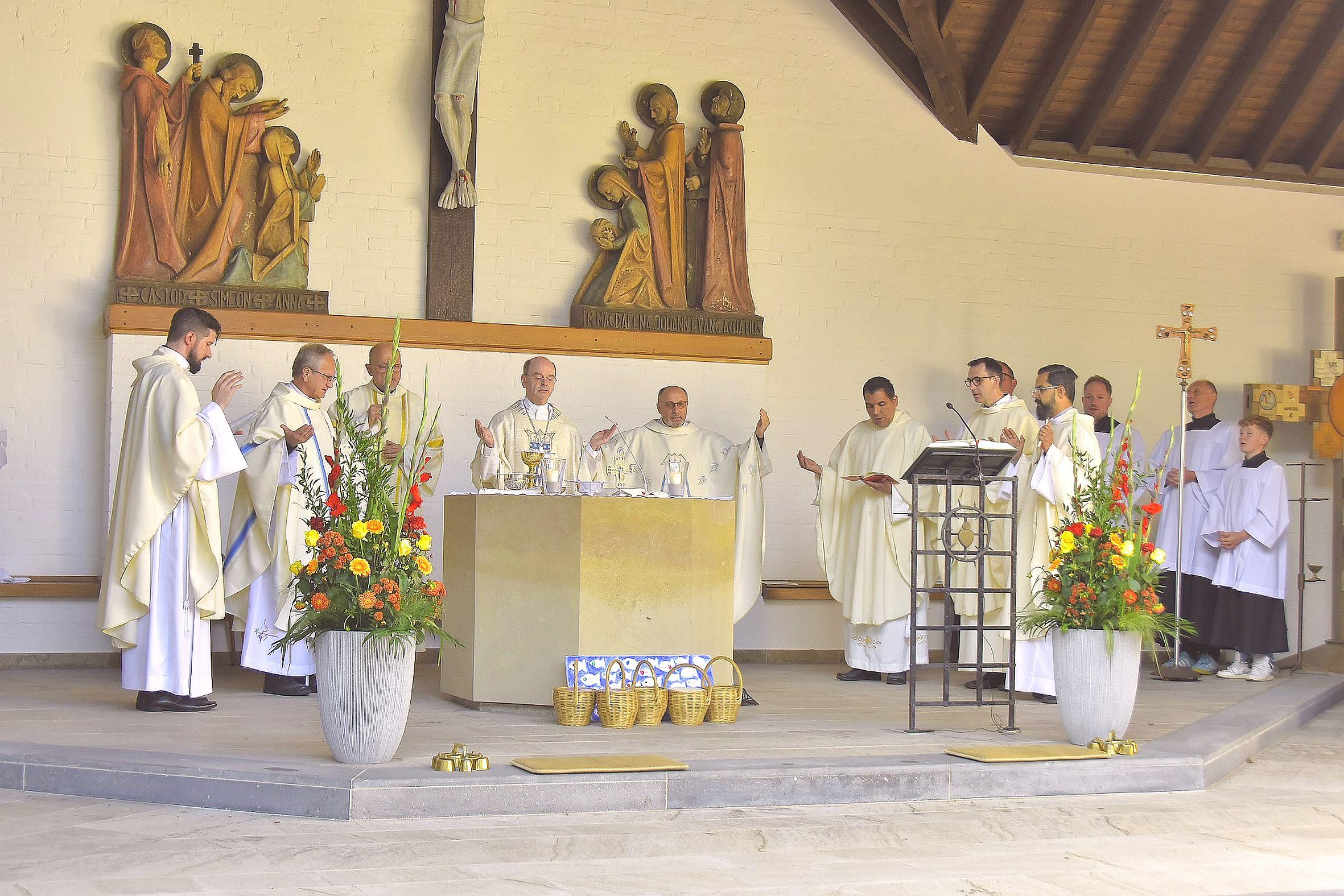 Den Gottesdienst zum Abschluss der Festwoche in Maria Martental zelebrierte Weihbischof Robert Brahm gemeinsam mit sechs Herz-Jesu-Priestern.