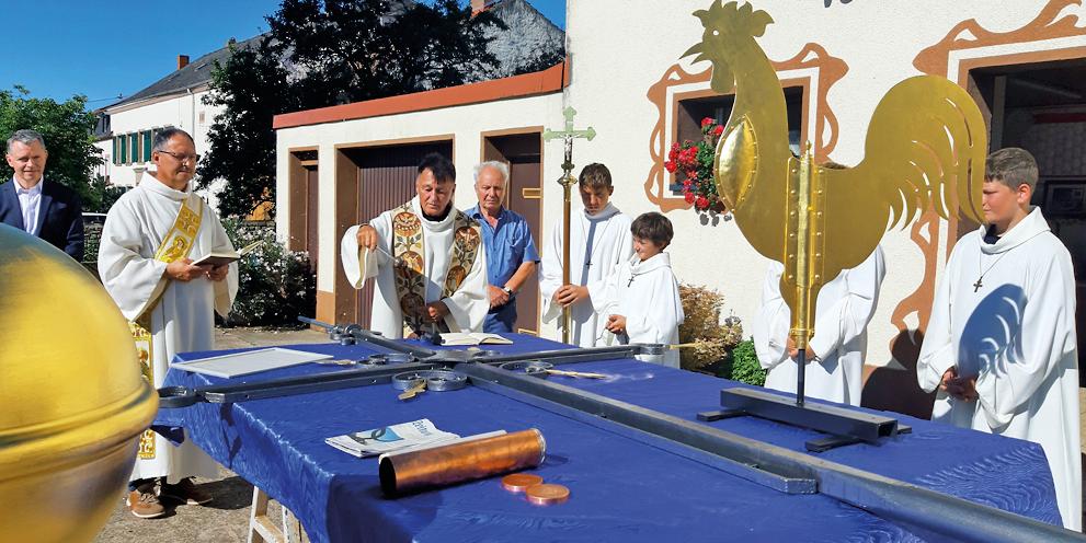 Hahn, Kreuz und Weltkugel wurden in einer Feierstunde gesegnet. (c) Ruth Müller Hahn, Kreuz und Weltkugel wurden in einer Feierstunde gesegnet.
