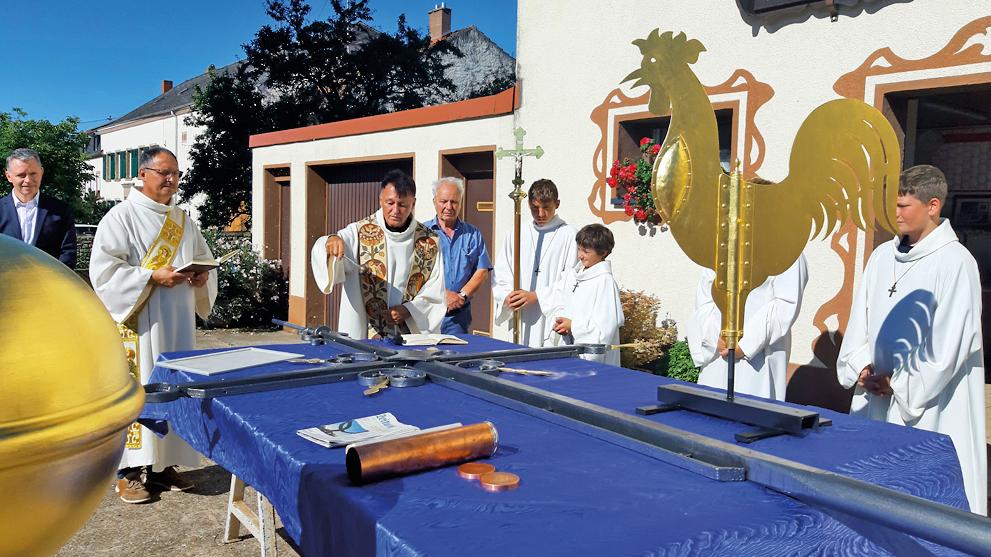 Hahn, Kreuz und Weltkugel wurden in einer Feierstunde gesegnet.