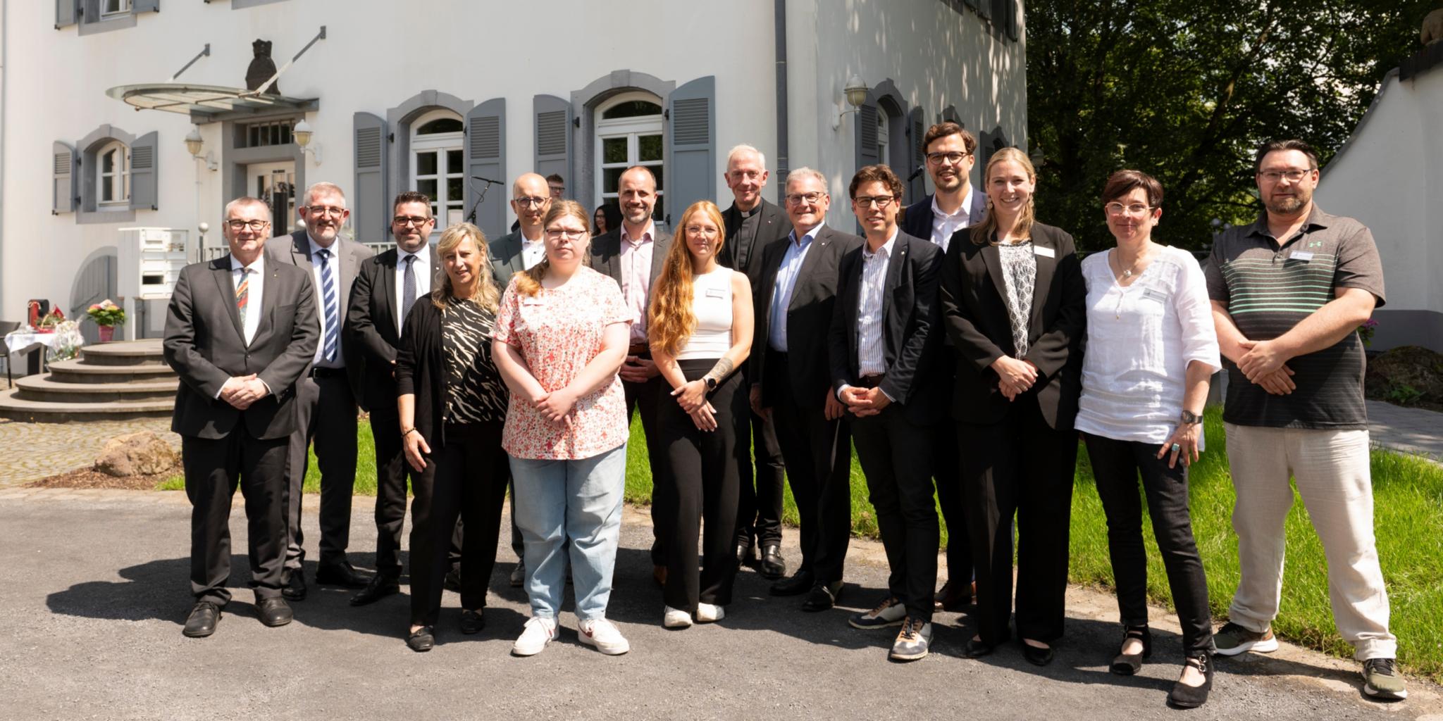 Zahlreiche Gäste durften die Barmherzigen Brüder Saffig zur Eröffnung des neuen Inklusionsbetriebs begrüßen. (c) Jannik Junglas / Piksl-Labor Andernach Zahlreiche Gäste durften die Barmherzigen Brüder Saffig zur Eröffnung des neuen Inklusionsbetriebs begrüßen.