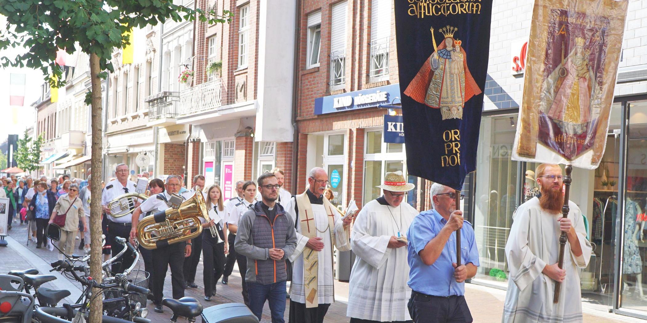 Einzug der „Siegprozession“ im Marienwallfahrtsort Kevelaer am Niederrhein: Rund 180 Gläubige aus dem Bistum Trier und dem Erzbistum Köln hatten sich kurz nach Mariä Himmelfahrt gemeinsam auf den Weg gemacht. (c) Joachim Weger Einzug der „Siegprozession“ im Marienwallfahrtsort Kevelaer am Niederrhein: Rund 180 Gläubige aus dem Bistum Trier und dem Erzbistum Köln hatten sich kurz nach Mariä Himmelfahrt gemeinsam auf den Weg gemacht.