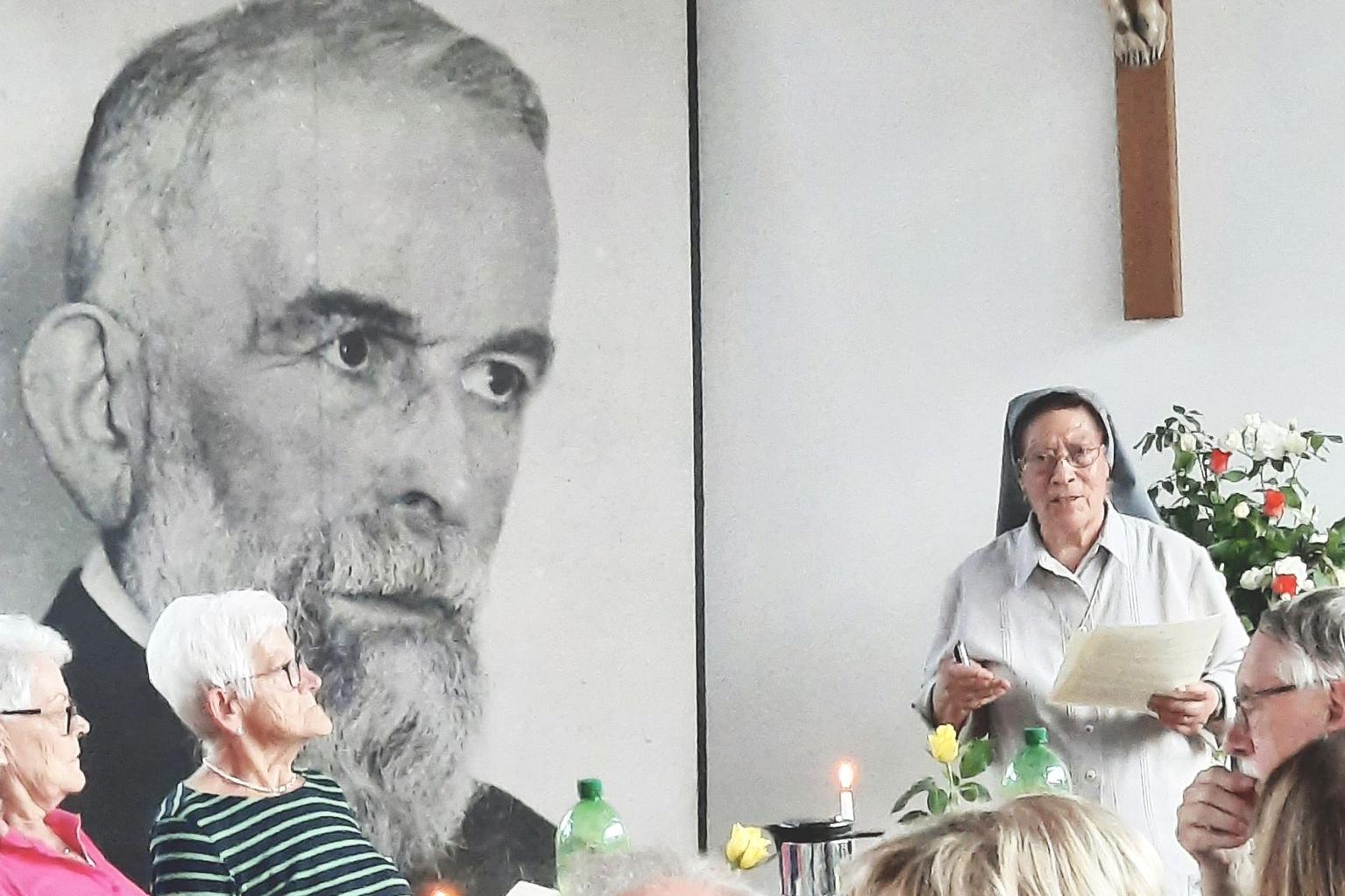 Schwester Celeste Gonçalves empfing die Besucher und informierte sie unter anderem über den Stand des Seligsprechungsverfahrens.