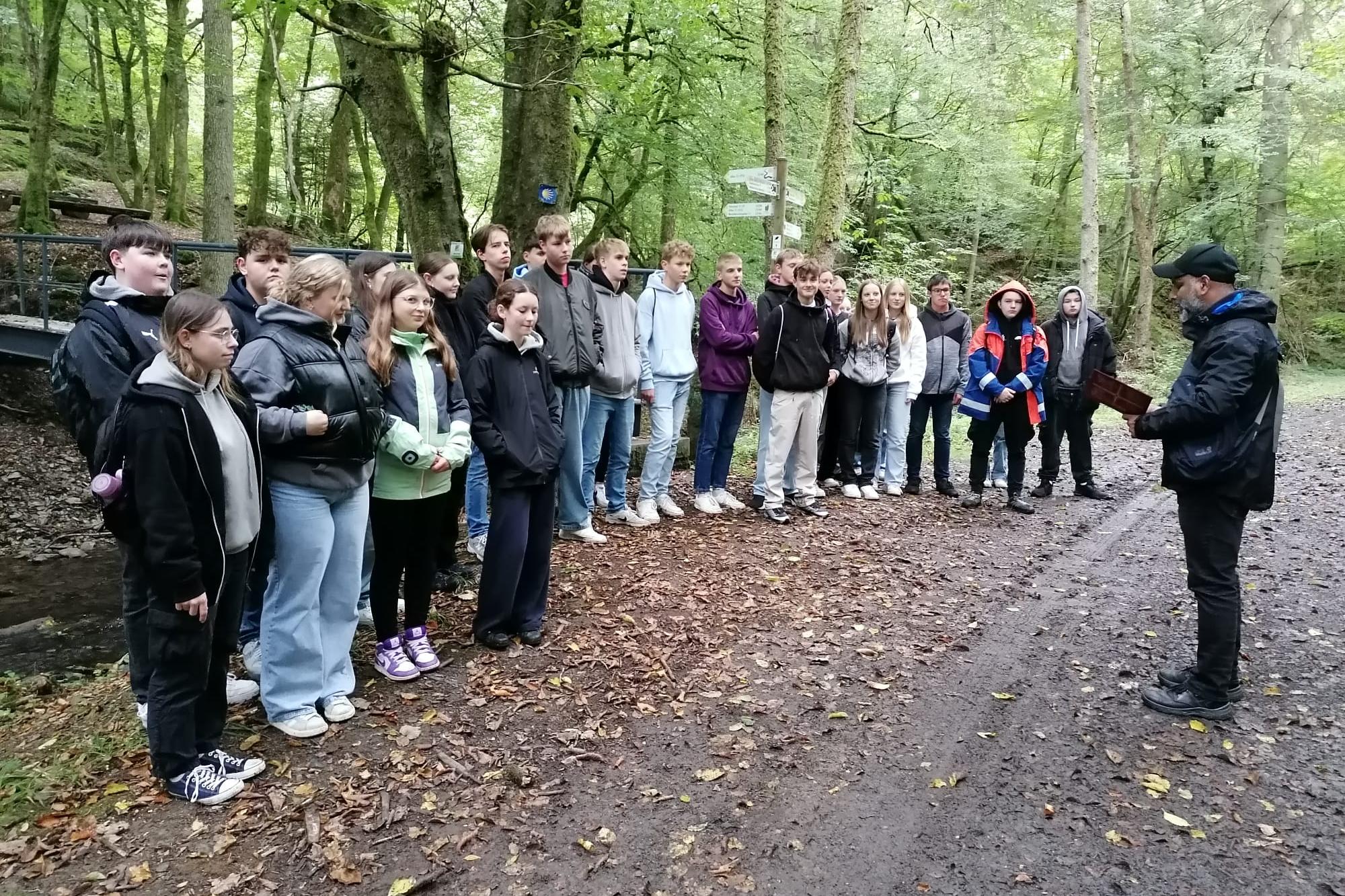 Die Firmlinge (hier die Gruppe aus der Pfarrei der Heiligen Elisabeth zwischen Endert und Üß mit Pater Lenin James) bei einem Impuls.