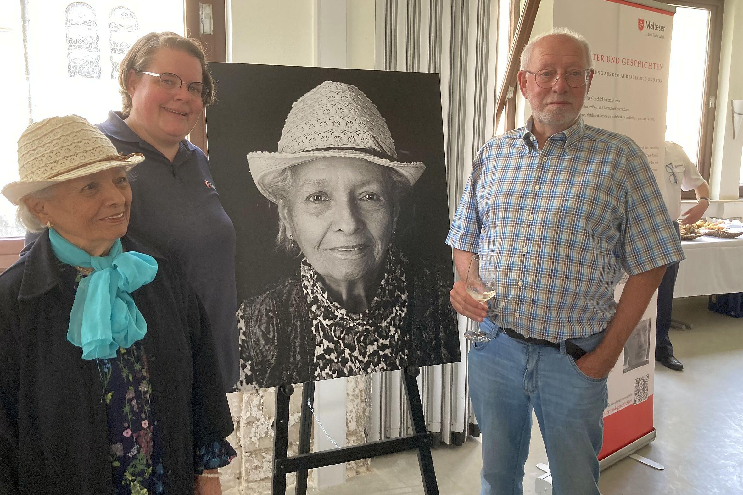 Fotograf Werner Richner (rechts) freut sich über das Interesse der Besucher – genau wie die im Bild portraitierte Irma Günzel (links) und Anke Sattler vom Projektteam der Malteser in Bad Neuenahr.