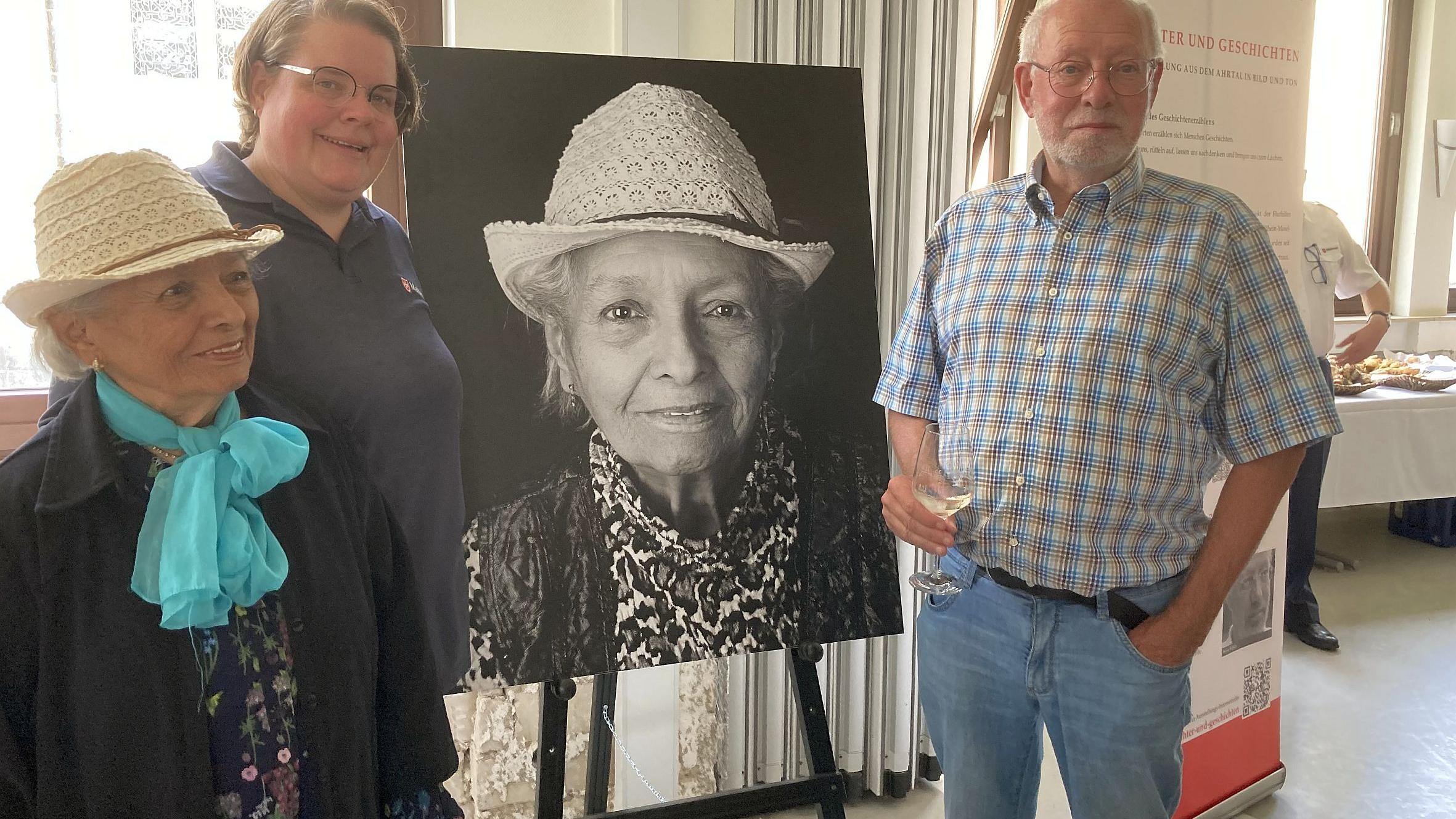Fotograf Werner Richner (rechts) freut sich über das Interesse der Besucher – genau wie die im Bild portraitierte Irma Günzel (links) und Anke Sattler vom Projektteam der Malteser in Bad Neuenahr.