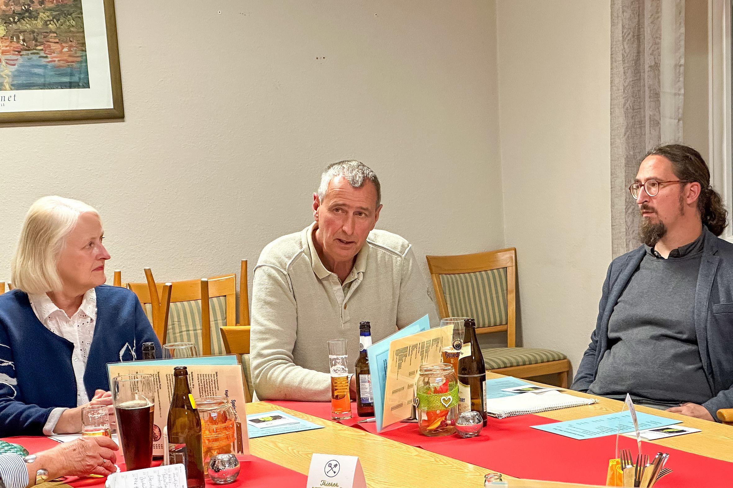 Hubertus Kesselheim (Mitte, mit Katharina Zey-Wortmann und Dr. Samuel Acloque) gab Einblicke in das Tätigkeitsfeld eines Polizeiseelsorgers.