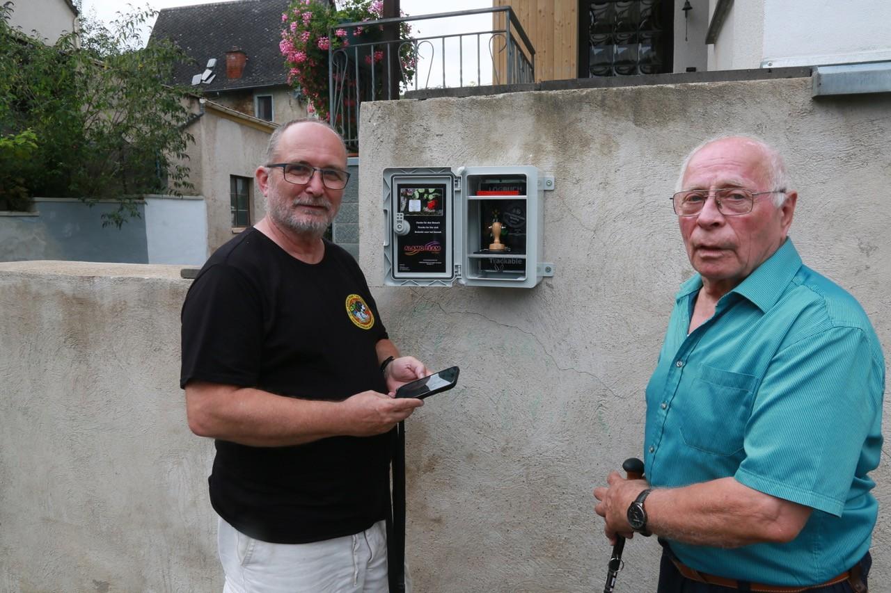 Jens Dlugaiczyk (links) und Manfred Ostermann an der Cachebox nahe der ehemaligen Synagoge.