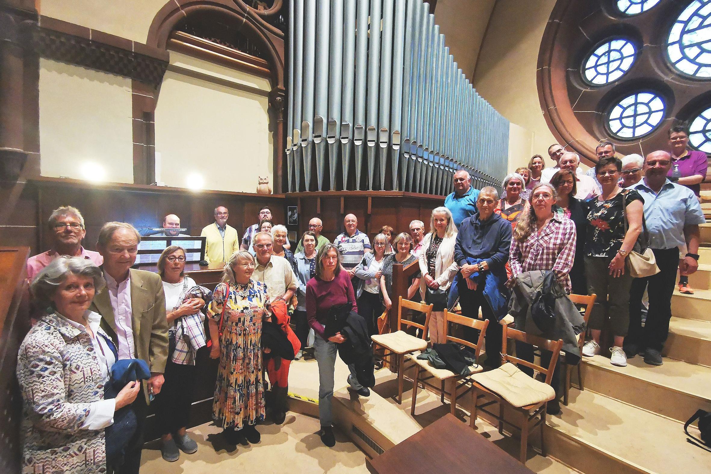 Die Teilnehmerinnen und Teilnehmer des Orgelspaziergangs an dem prächtigen Instrument in der Pfarrkirche St. Lutwinus.