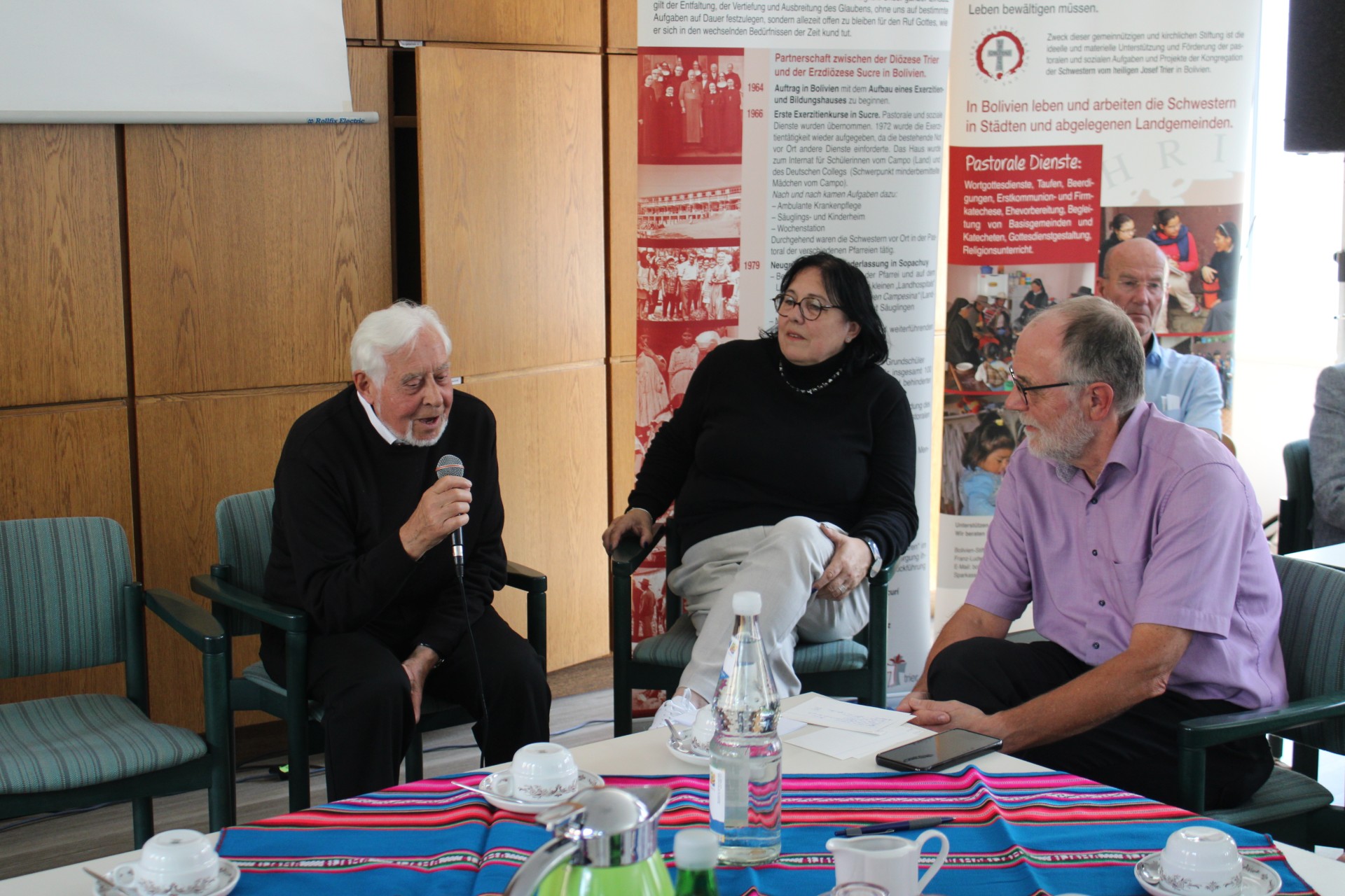 Ihre Erfahrungen tauschen aus: Pfarrer i. R. Michael Jaster, Michaela Steil-Kram, langjährige Stiftungsvorsitzende, und Moderator Peter Nilles (von links).