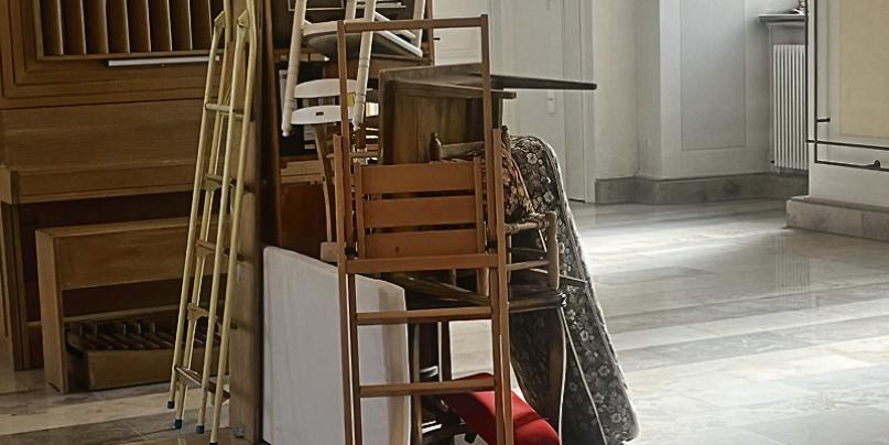 Das Bühnenbild zu Beginn der Aufführung. Gestapelter Hausrat. (c) P. Diederichs Das Bühnenbild zu Beginn der Aufführung. Gestapelter Hausrat.