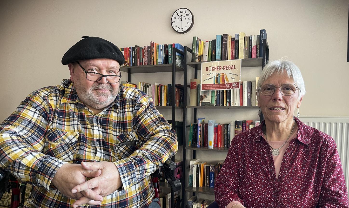 Rentner Hans Funk und Lydia Fried, Sozialarbeiterin beim Caritasverband Schaumberg-Blies, berichten am 19. März in Neunkirchen über die Teilnahme an der Aktion Bürgergeldfasten der Caritas.